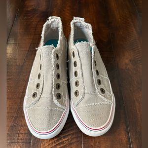 Blowfish Slip-on’s Size 7